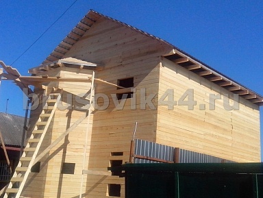 Двухэтажный дом 7х9 м из обрезного бруса 150х150 мм в Курской области - фото процесса строительства