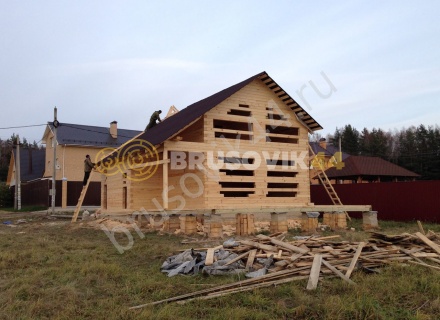 Деревянный дом с мансардой и крыльцом