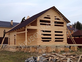 Деревянный дом с мансардой и крыльцом - фото процесса строительства