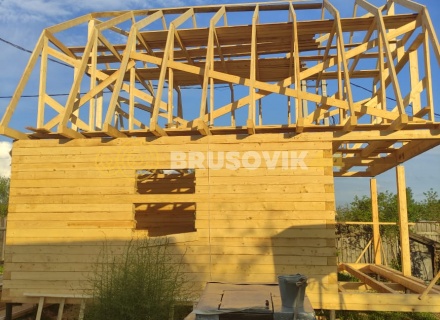 Дом 6х8 м с ломаной крышей из обрезного бруса 150х150 мм по индивидуальному проекту в СНТ Резинотехника-3, г. Ярославль